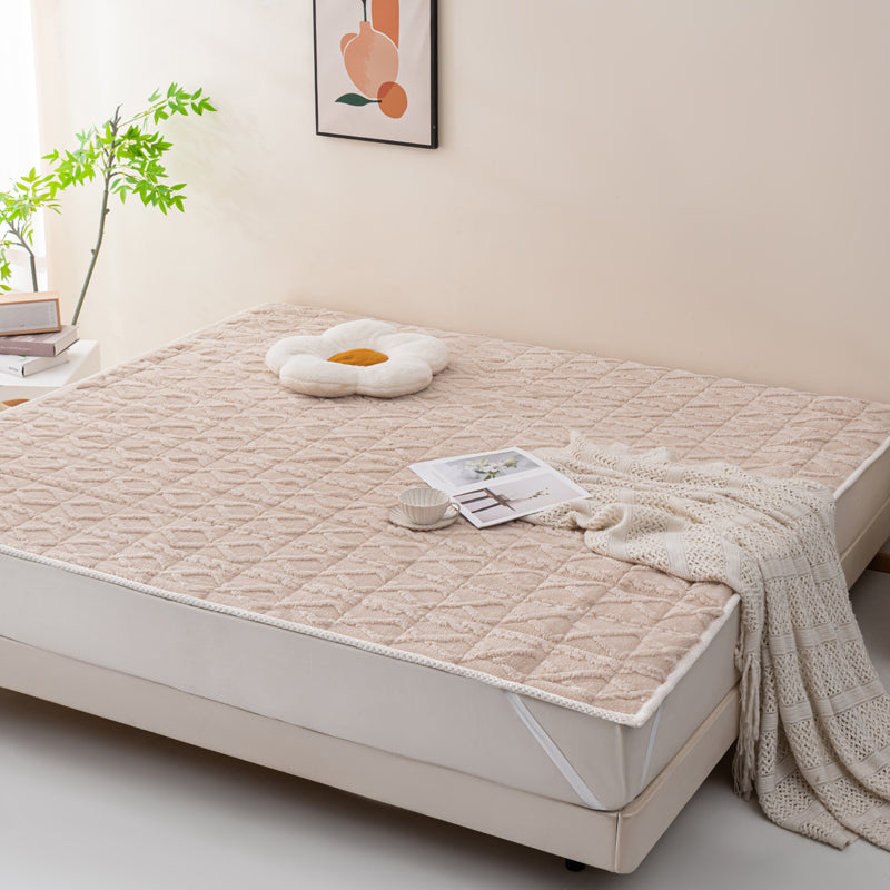 LIERDE Ultra Soft Tuffy Bed Pad  Bedding is made with coral flannel for non-slip protection